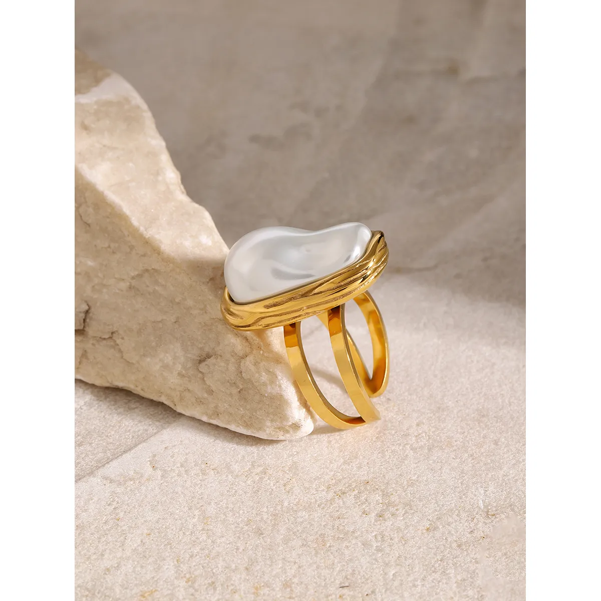 Wild Pearl Finger Ring