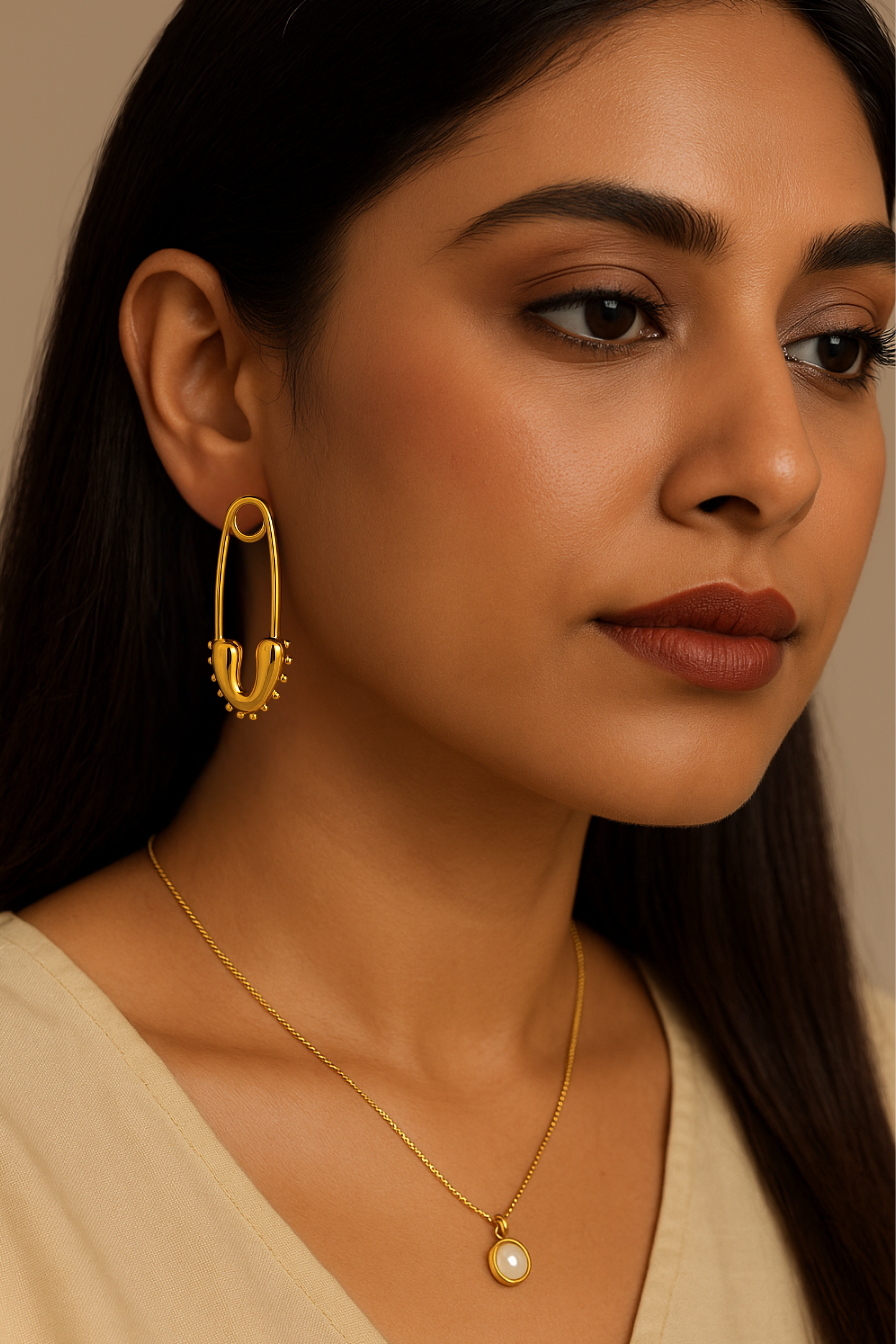 Pinch of Love Gold earrings
